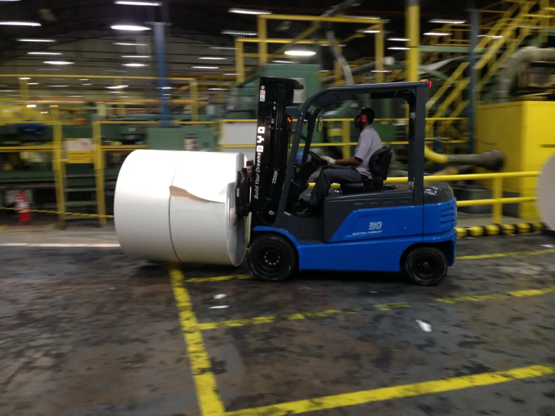 全領(lǐng)域，盡縱橫！“多元搬運(yùn)宇宙中”的比亞迪叉車